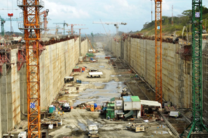 拡張工事が進むパナマ運河
